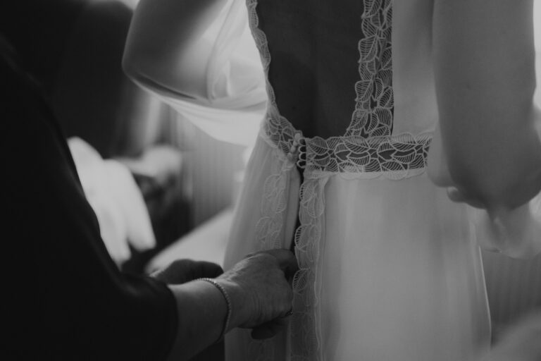 Hochzeitskleid anziehen Getting Ready